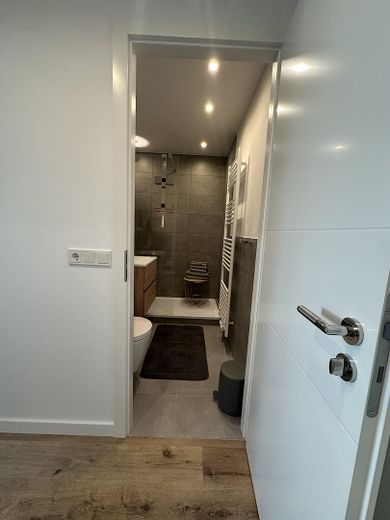 Stilvoll sanierte & modern möblierte 1-Zi Wohnung in Toplage – Bad