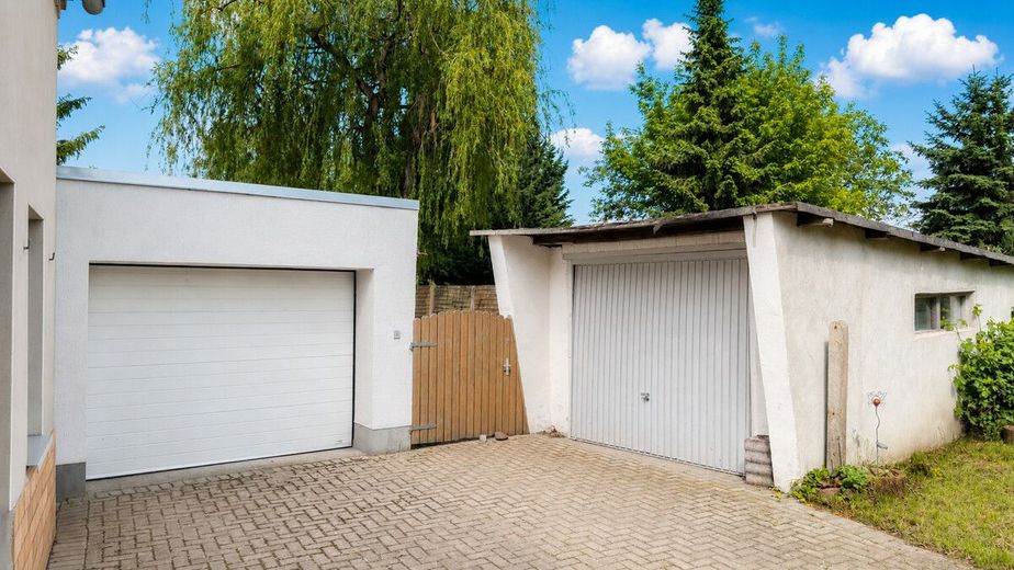 PROVISIONSFREI | Zweifamilienhaus mit Gewerbeeinheit, großem Grundstück und Pool – damit dein Auto nicht im Regen stehen muss
