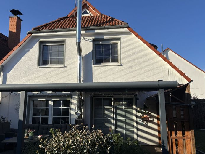 Charmante Doppelhaushälfte im Märchenviertel von Hemmingen-Arnum - mit Photovoltaik, Kamin, Klimaanlage &amp; Gartenhäusern – 20260215_142842874_iOS