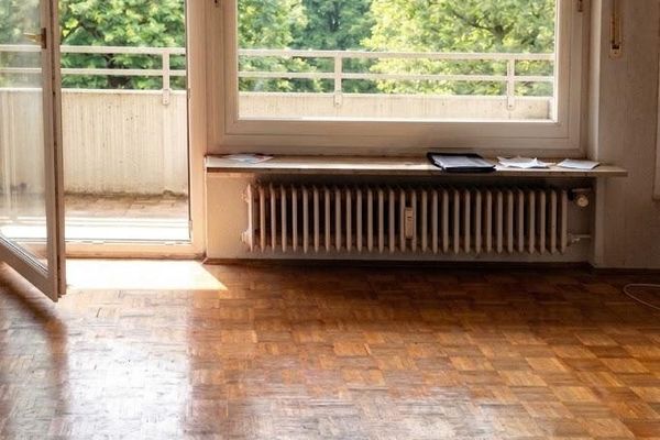 Boş, tadilat gerektiren 3-4 odalı daire; 3 balkon ve asansör