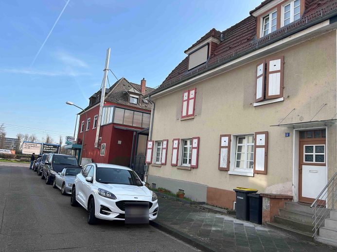 Reihenmittelhaus mit Altbaucharakter und Garten in LU-Mundenheim – Vorderansicht 