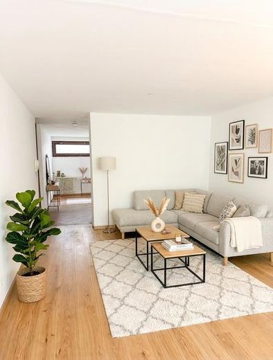 Geräumige 3 1/2 Zimmer Wohnung zu  verkaufen – Wohnzimmer Impression