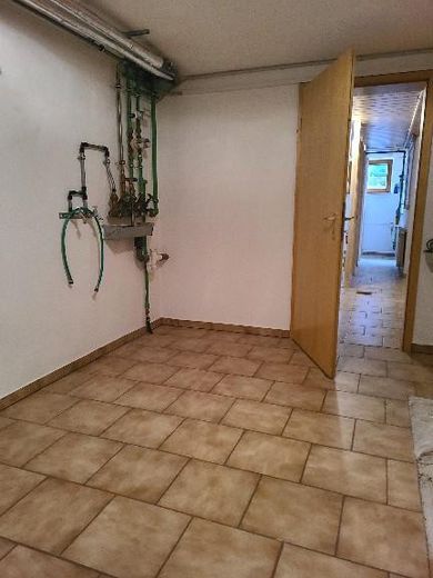 SOFORT BEZUGSFREI! Sehr geräumige lichtdurchflutete 4-Zi- Maisonette-Wohnung inkl. Balkon, Carport – Heizungsraum 