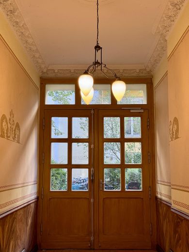 Provisionsfrei: 89m² Altbau am Helmholzplatz, Balkon, bezugsfrei – Haupteingang