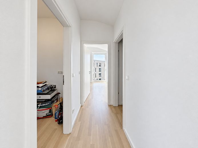 Appartamento molto luminoso, dalla disposizione moderna, con balcone (un tocco di Skywalk), garage incluso – Flur/Hauswirtschaftsraum II