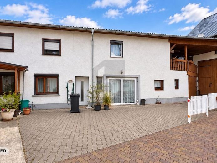 GROßZÜGIGES ZUHAUSE MIT VIELSEITIGEM POTENZIAL – Foto 1