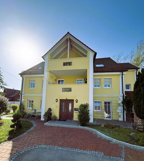 Ekskluzywna nieruchomość nad rzeką Neufnach – przestronne mieszkanie na działce o powierzchni ok. 1700 m² – Eingangsbereich Wohnhaus