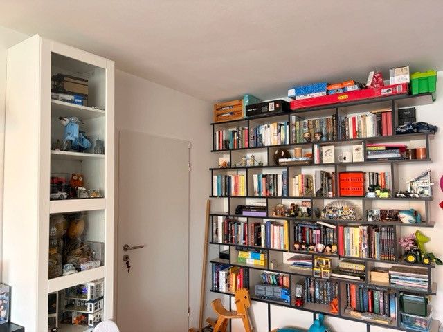 Helle 3-Zimmer-Wohnung mit Südost-Balkon, TG-Stellplatz in Bahnhofsnähe in Esting – Wohnzimmer