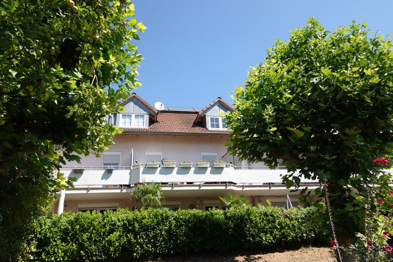 Wohnen mit Wohlfühlfaktor: 4,5 Zimmer Maisonette mit Terrasse, Balkon & Weinbergblick – Hausansicht