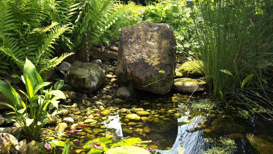 Gartenteich mit Brunnenstein