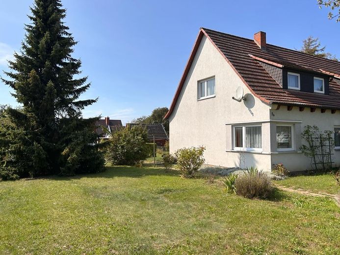 DHH mit großem Sonnengarten – Vorderansicht