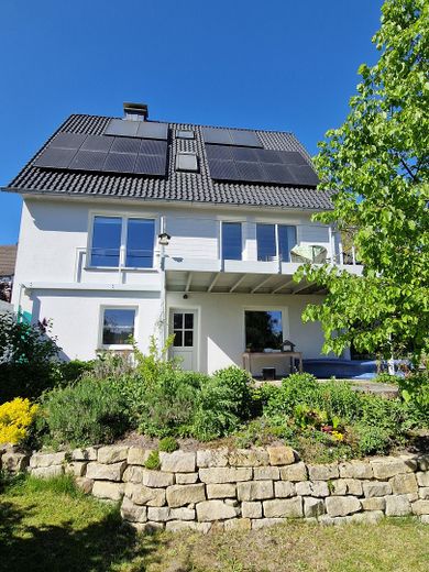 Nachhaltig und modern wohnen – einfach Einziehen. Weitblick am Südhang – Gartenansicht