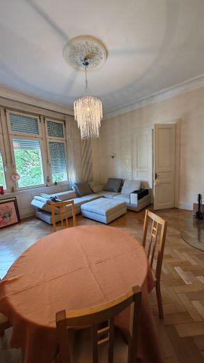 Komisyonsuz: Üç balkonlu, 4,5 odalı eski yapı hayali, ortak bahçe ve çok daha fazlası. – Wohnzimmer