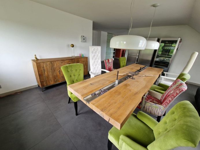 Esszimmer mit Stuehlen