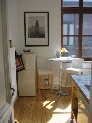Exklusives Altbau-Luxus-Apartment mit Dachterrasse im Belgischen Viertel – Bild 5 Küche mit Eßplatz