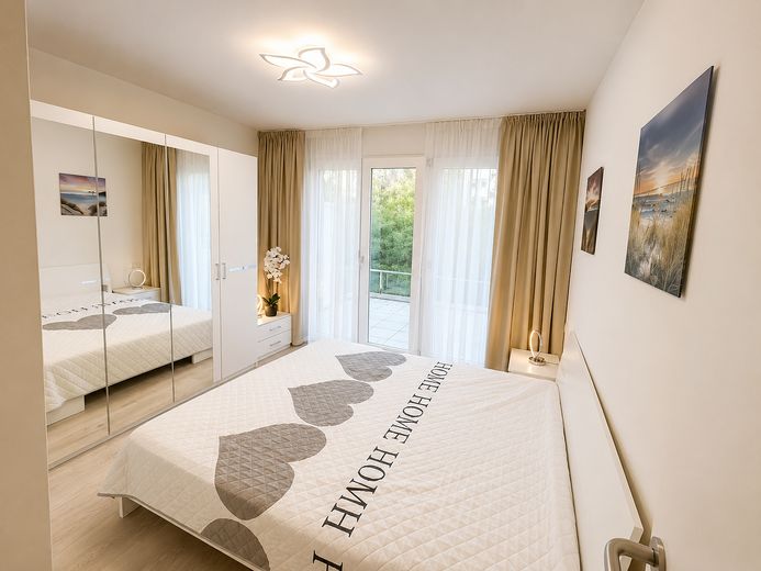 Alexanderplatz: 3 Zimmer, EG, eigner Garten, TG, Möbliert, Doorman – Schlafzimmer