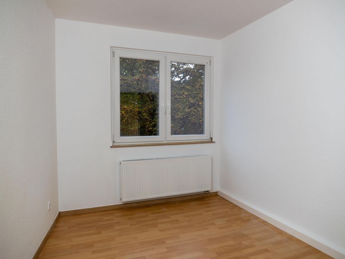 Renovierte 4-Zimmerwohnung in Duisburg-Mittelmeiderich demnächst zu vermieten – Kinderzimmer (Hausvorderseite)