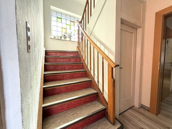 Zweifamilienhaus in idyllischer Lage - direkt an der Modau mit großem Garten – Treppenhaus EG