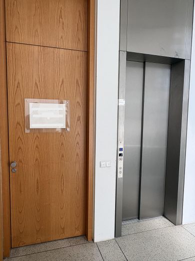 Eigenständige Büro- / Praxisfläche in Toplage der Bonner City - seltene Gelegenheit! – Mietbereichszugang vom Treppen