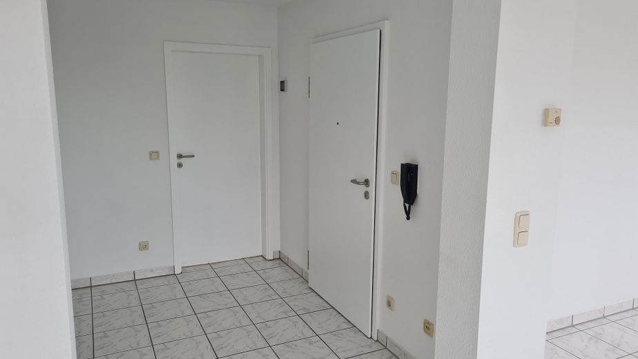 Hitzewelle? Etagenwohnung in kleiner Wohneinheit mit Klimaanlage – Wohnungseingangstüre Diele