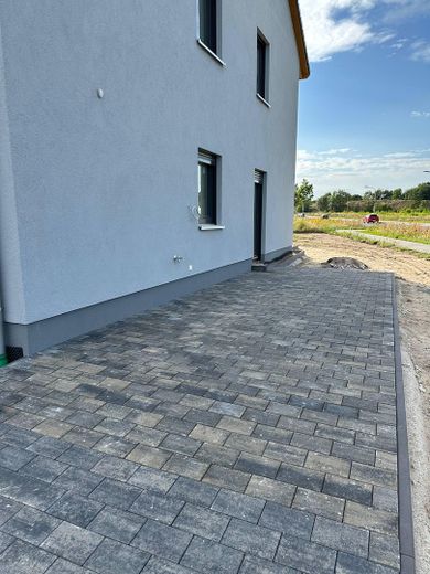 Neubau-Doppelhaushälfte (5 Zi.) mit Garten & Stellplatz – nur noch 1 verfügbar | nahe Berlin/Potsdam – Stellplatzfläche für 2 PKWs