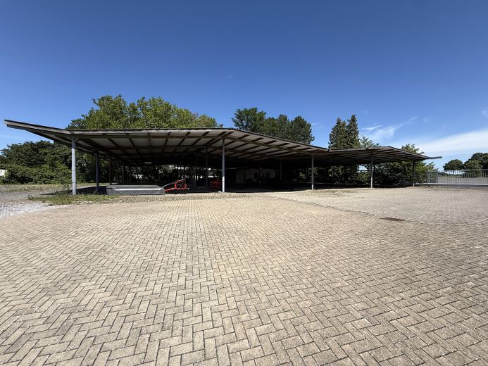 Modernes Technikcenter mit Ausstellungshalle und großem Grundstück direkt an der B444 – Freigelände