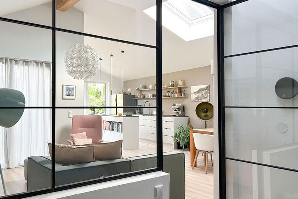 Ventana-asiento con vistas al verde, arquitectura tipo loft y bomba de calor: idilio familiar listo para entrar a vivir en Pulheim