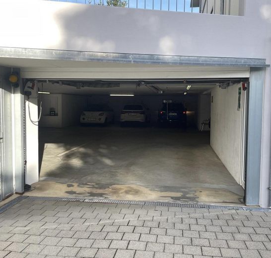 Senza provvigione! Gioiello abitativo luminoso - 3,5 locali a Immenstaad - vista lago e montagne - classe energetica A – Flache Garageneinfahrt