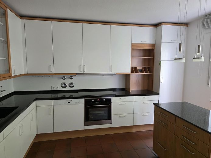 Rara opportunità nel Kreuzviertel: appartamento su due livelli, ca. 145 m², 4 locali, balcone – senza provvigione – 2. OG_Küche (1)