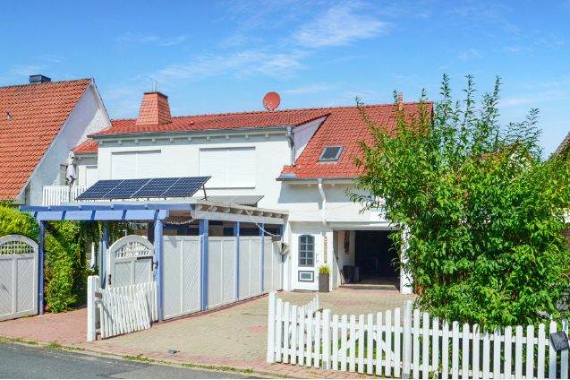 Verträumte Doppelhaushälfte als imposante Galeriewohnung – Außenansicht (ohne Carport)