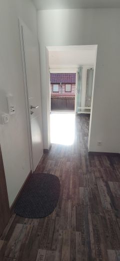 Top modernisierte 2-Zimmer-Wohnung mit Balkon und Tiefgaragen-Stellplatz an der Grenze zu HH – Flur (links Abstellkammer)