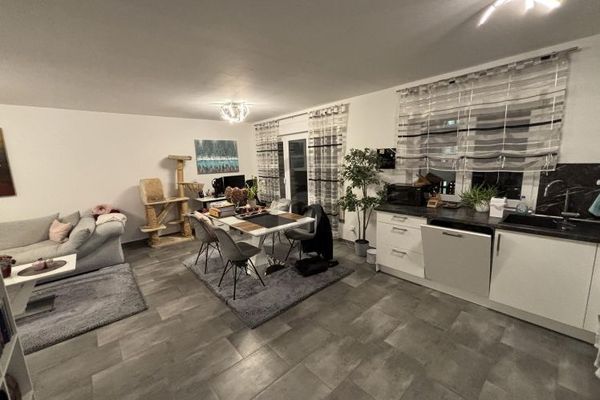 MODERN, ZENTRAL, NEUWERTIG, KÜCHE UND PARKPLATZ