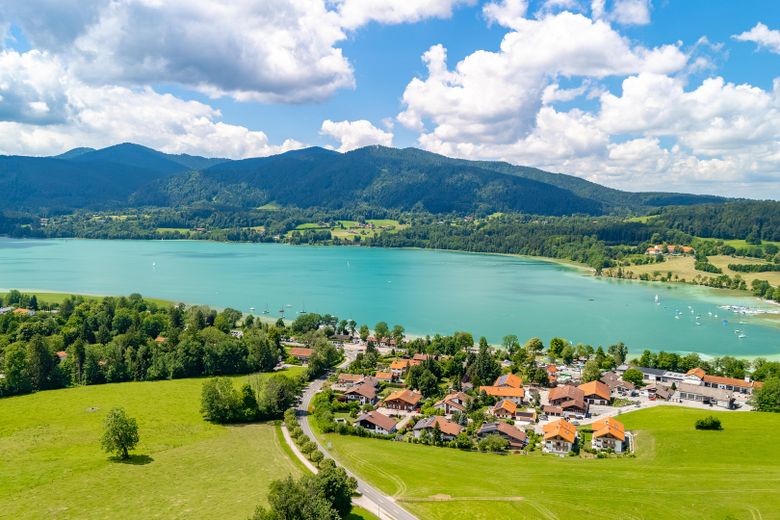 Lichtdurchflutete Doppelhaushälfte mit hochwertiger Ausstattung in Seenähe – Tegernsee