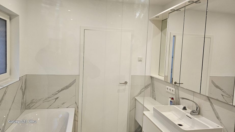 Luxuriöses Wohnen mit maximaler Flexibilität: Neubau-Juwel mit separater Einliegerwohnung – Bad Einliegerwohnung