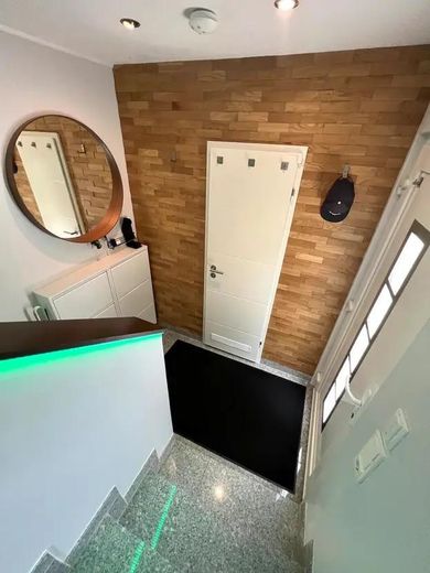 Piso split-level de alta calidad con carácter de casa en una ubicación privilegiada de Junkersdorf – Eingang/Flur 1 EG