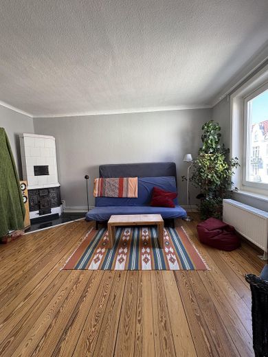 gern an WG`s, Charmante Altbauwohnung mit 2 Balkonen, 3–4 Zimmer, EBK, Bad mit Badewanne – Wohnzimmer 2