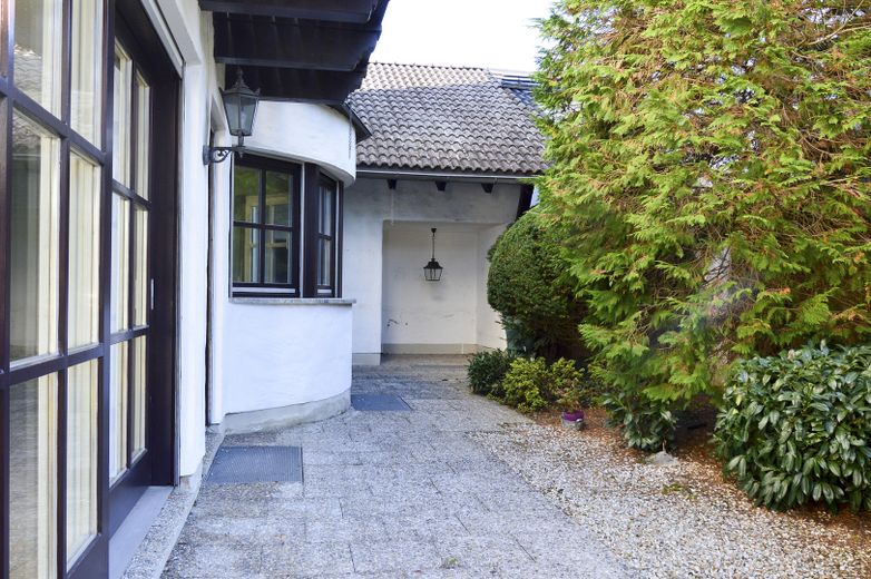 Exceptional semi-detached house with potential and a dream garden – prime location on Portenlängerstraße in Grünwald – Blick auf Freisitz