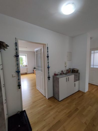 Attraktive 3-Zimmer-Wohnung mit Einbauküche, Garten und PV-Potenzial – Diele