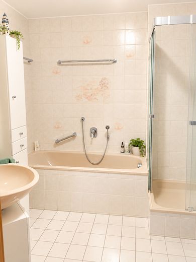 Bonito piso de 3 habitaciones con balcón soleado en Ulm-Wiblingen – Bad