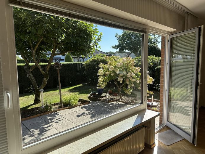 Provisionsfrei: Freistehendes Einfamilienhaus mit 154 m² Wohnfläche und Wintergarten in Reinbek – Blick auf die Terrasse