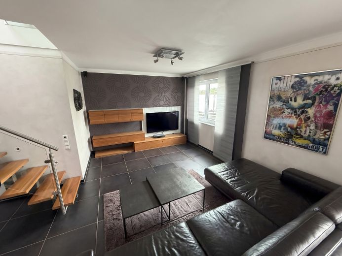 Exklusive und sehr zentral gelegene Penthaus-Wohnung in Simmerath – Wohnzimmer