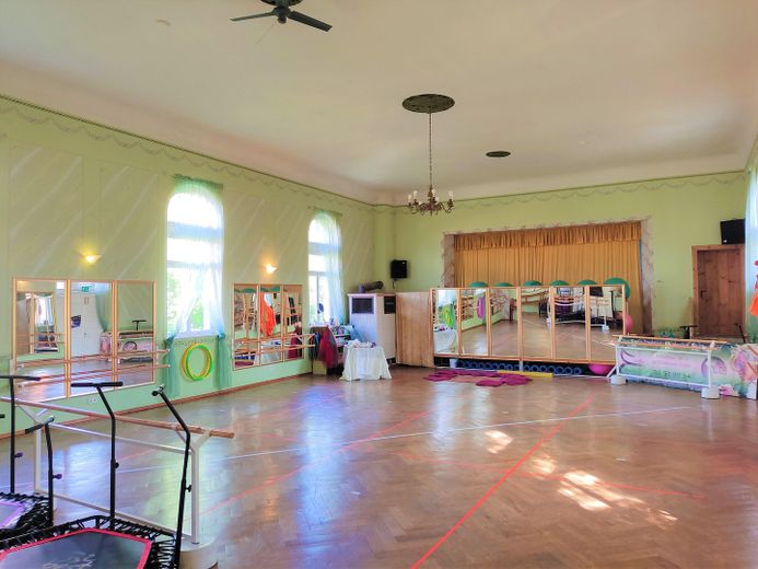 Tanzsaal mit Bühne