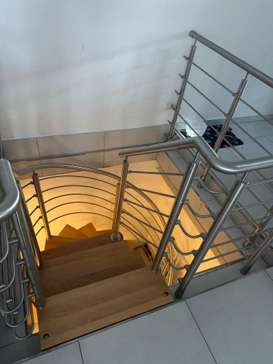 * Provisionsfrei* Vielseitig nutzbare 164 qm Wohnung auf zwei Etagen** – Treppe