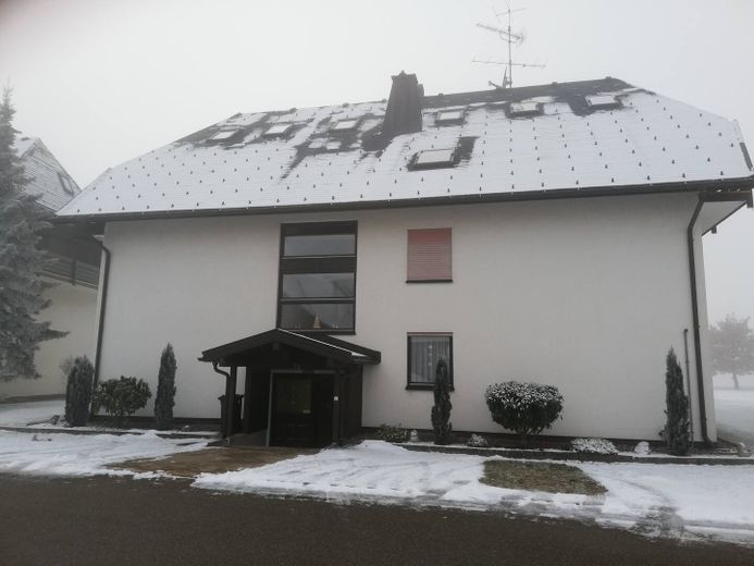 Appartement entièrement équipé, terrasse, jardin, place de stationnement – Im Winter