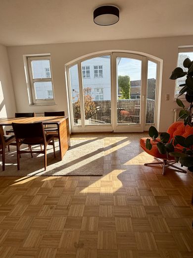 Bezugsfrei in Flingern: 1-Zimmer-Wohnung mit Balkon, Keller und Tiefgarage – Wohnraum