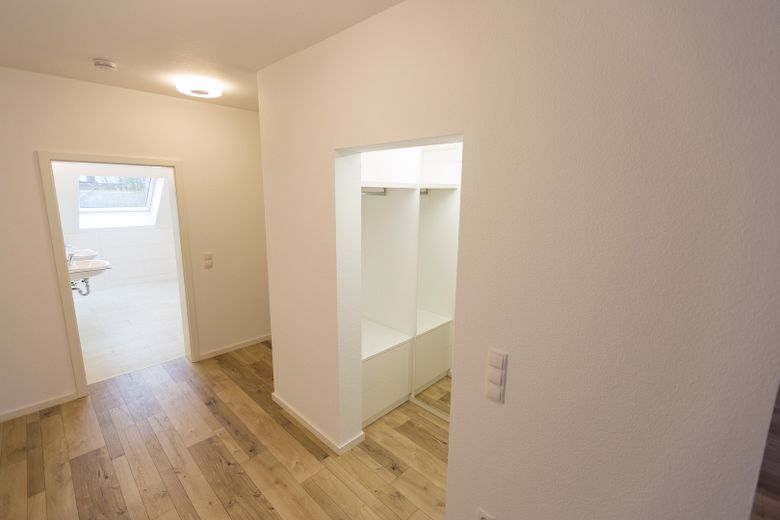 Exklusive 3-Zimmer-Wohnung in Bad Vilbel (2016), 105 m², Balkon, 2 TG-Plätze mit Wallbox – Einbaugarderobe mit Spiegel