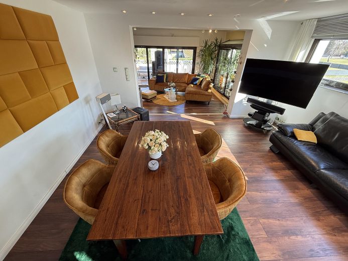 NEU! Ikonische, lichtdurchflutete Landhaus Villa mit Einliegerwohnung & mögl. Grundstkserweiterung – Esszimmer Blick Ri Wohnzimmer