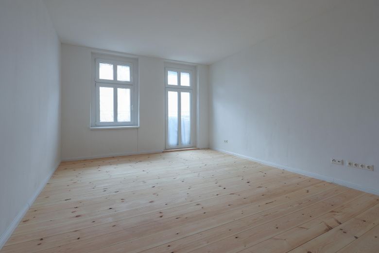 Kernsanierte Altbauwohnung mit Balkon am Schäfersee – Wohnzimmer
