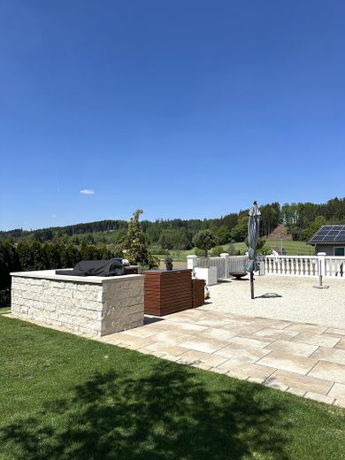 Luksus spotyka naturę: nowoczesna willa architektoniczna z basenem i wymarzonymi zachodami słońca – Grillzone