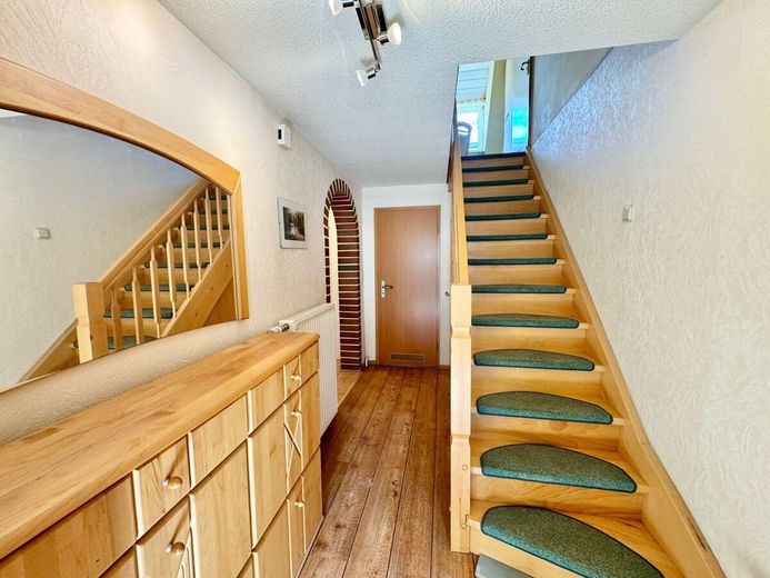 HORN IMMOBILIEN ++ Haus mit Doppelgarage und Nebengebäude in Wodarg bei Altentreptow, ruhige Lage – Flur und Treppe zum Dachgeschoss